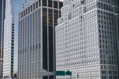 Çağdaş Megapolis 'in şehir merkezindeki caddenin yakınındaki camdan yapılmış beton ofis binası ve modern gökdelen.