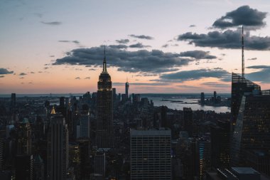 Manhattan 'ın gökdelenleri ve gökdelenlerinin gökyüzü manzarası New York şehrinin arka planında yer almaktadır.