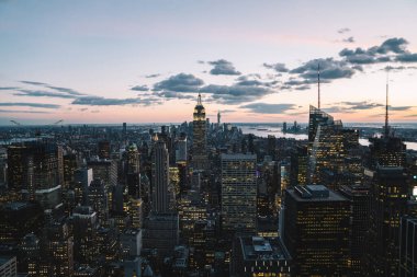 Manhattan 'ın merkezindeki gökdelenlerin ve kulelerin gökyüzü manzarası. Akşam günbatımında gökyüzü. Finansal bölgenin manzarası ünlü New York simgesi, aydınlanmış Empire State Binası
