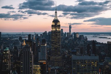 New York 'un Manhattan bölgesindeki parlayan gökdelenlerin hava manzarası. Ünlü Empire State Binası, güzel siluet arkaplan, mükemmel duvar kağıdı.
