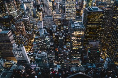 Manhattan 'ın merkezindeki gökdelenlerin ve kulelerin gökyüzü manzarası. Akşam günbatımında gökyüzü. Finansal bölgenin manzarası ünlü New York simgesi, aydınlanmış Empire State Binası