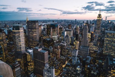 Manhattan 'ın merkezindeki gökdelenlerin ve kulelerin gökyüzü manzarası. Akşam günbatımında gökyüzü. Finansal bölgenin manzarası ünlü New York simgesi, aydınlanmış Empire State Binası