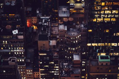Manhattan 'ın çeşitli yüksek gökdelenlerinin gökdelenlerinin gökdelenleri. New York' ta akşam saatlerinde pencereleri açık olan binalar. Metropolis 'in gece hayatı, ofisler ve gayrimenkul. Şehir merkezindeki yapılar