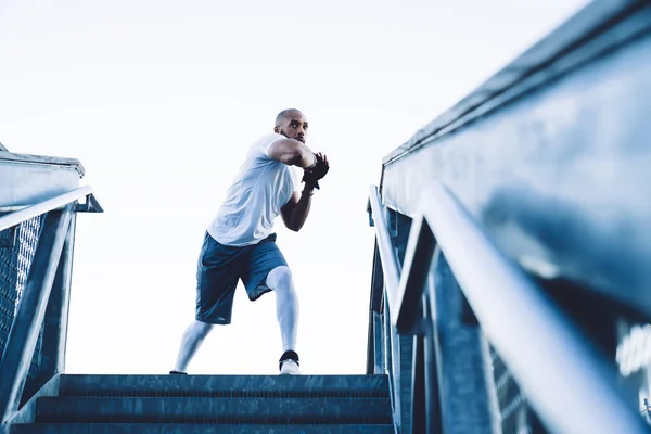 Von Unten Afroamerikanischer Trainer Sportbekleidung Mit Turnschuhen Und Handschuhen Beim — Stockfoto