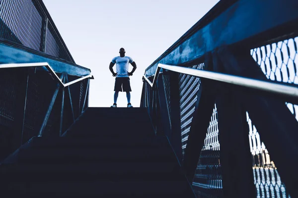 Van Onderen Onherkenbare Sterke Afro Amerikaanse Man Sportkleding Sneakers Staan — Stockfoto