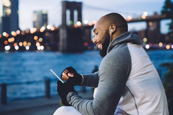 Vista Lateral Del Hombre Afroamericano Atlético Barbudo Auriculares Con Teléfono — Foto de Stock