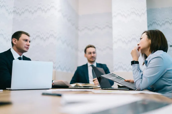 Dal Basso Adulti Imprenditori Calmi Abiti Eleganti Analizzando Dati Dei — Foto Stock