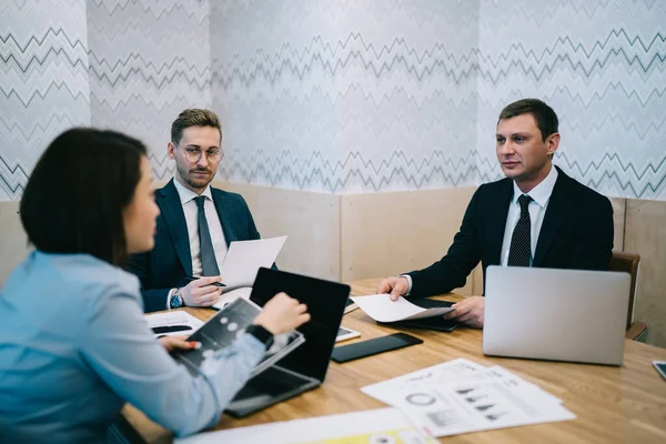 Blurred Pensieroso Adulta Dipendente Fare Rapporto Direttori Abiti Eleganti Mentre — Foto Stock