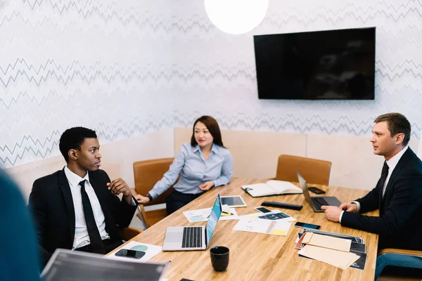 Varios Colegas Concentrados Atentos Escuchando Gerente Ejecutivo Sobre Proyecto Alrededor — Foto de Stock