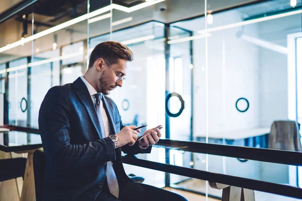 Vista Lateral Del Joven Empresario Gafas Con Reloj Pulsera Bolígrafo — Foto de Stock