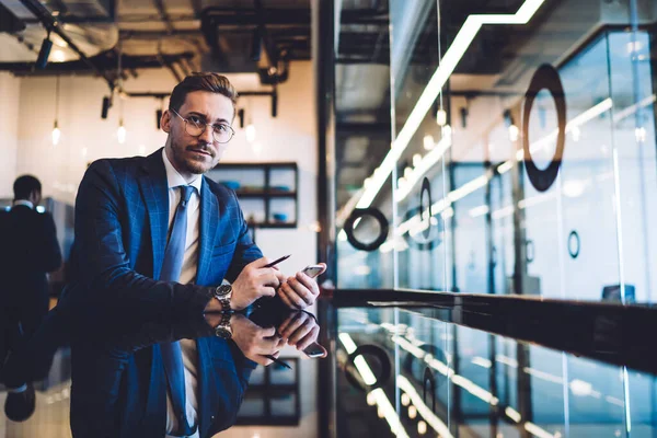 Jonge Geconcentreerde Bebaarde Zakenman Blauw Formeel Pak Met Bril Polshorloge — Stockfoto