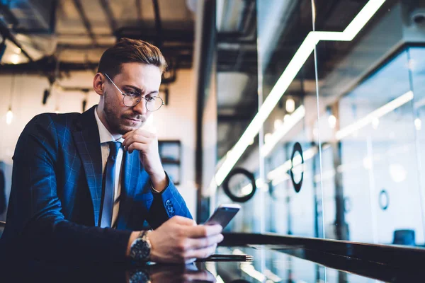 Estilo Joven Guapo Con Traje Formal Gafas Navegando Smartphone Mientras — Foto de Stock