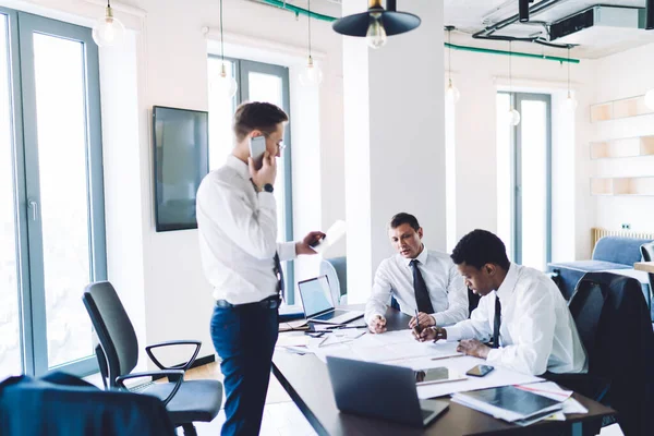 Zijaanzicht Van Doordachte Ondernemer Bril Elegante Kleding Die Telefoneert Advies — Stockfoto