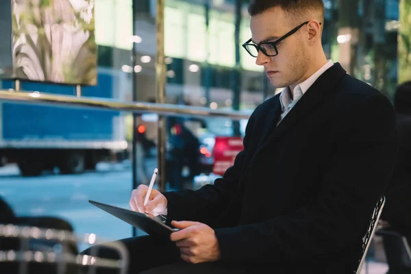 Důvěryhodný Pracovník Formálním Oblečení Brýlemi Sedí Kovovém Křesle Pracuje Tabletu — Stock fotografie