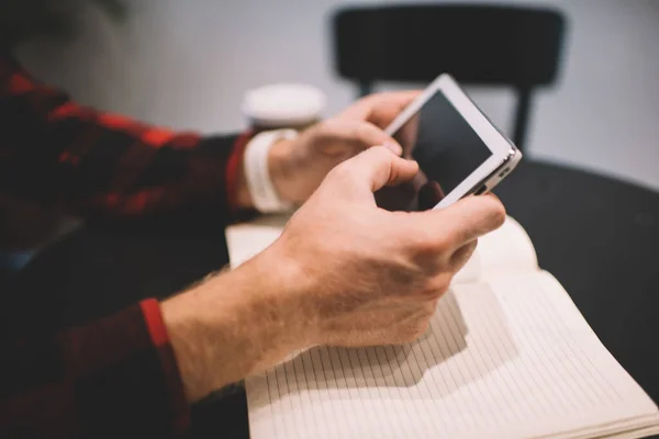 Zijaanzicht Van Gewas Onherkenbare Man Browsen Moderne Digitale Tablet Met — Stockfoto