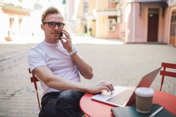 Selbstbewusster Erwachsener Mann Mit Brille Blickt Die Kamera Und Spricht — Stockfoto