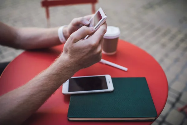 Crop Guy Met Behulp Van Tablet Voor Het Spelen Van — Stockfoto