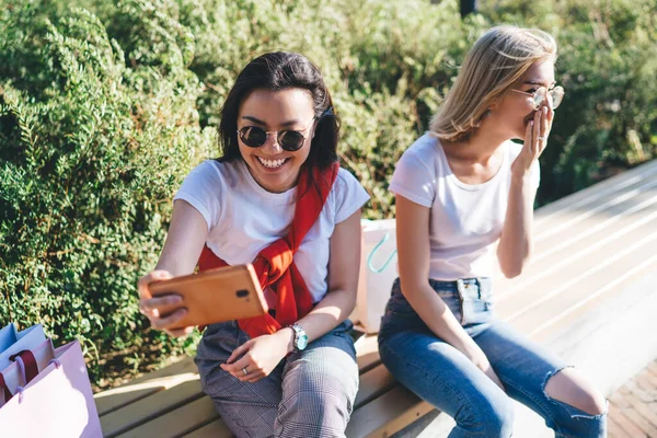 Aufgeregte Junge Frau Mit Sonnenbrille Macht Ein Selfie Telefon Mit — Stockfoto