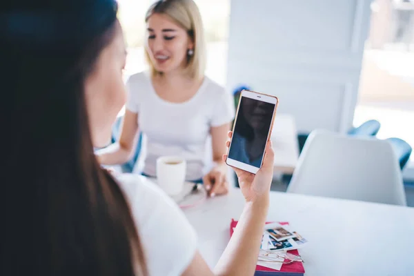 Vidám Nők Fehér Pólóban Ülnek Asztalnál Szörfözés Mobiltelefon Iszik Csésze — Stock Fotó