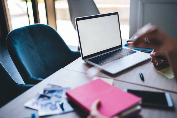 Gesichtslose Frau Mit Notizblock Und Laptop Für Die Arbeit Einem — Stockfoto