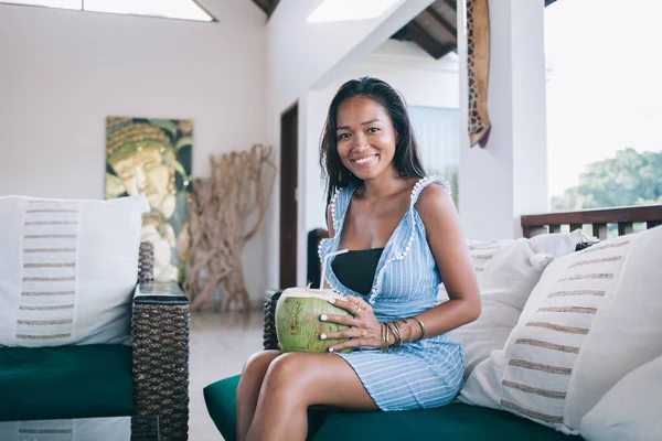 Mulher Asiática Adulta Atraente Vestido Azul Olhando Para Câmera Sorrindo — Fotografia de Stock