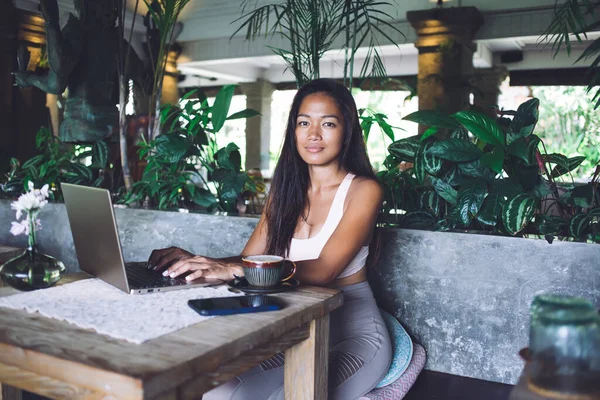 Lange Haren Charmante Pensive Aziatische Zakenvrouw Werken Typen Laptop Tijdens — Stockfoto
