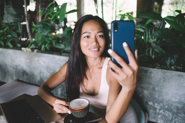 Улыбающаяся Молодая Женщина Белой Рубашке Просматривающая Смартфон После Успешной Удаленной — стоковое фото