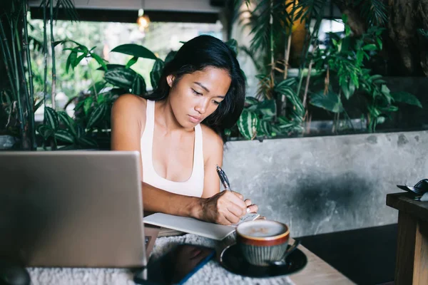 Gericht Jonge Aziatische Vrouw Schrijven Notities Notebook Terwijl Zitten Aan — Stockfoto