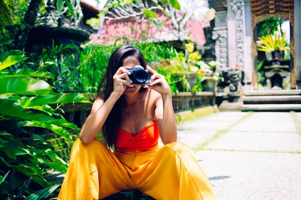 Jovem Fotógrafa Étnica Feminina Com Câmera Vestindo Calças Laranja Moda — Fotografia de Stock