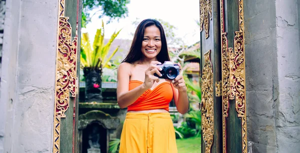 Feliz Jovem Atraente Mulher Asiática Olhando Para Câmera Enquanto Fotografa — Fotografia de Stock