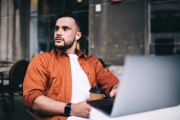 Jóképű Érdeklődő Férfi Diák Alkalmi Ruházat Dolgozik Laptop Elnéz Miközben — Stock Fotó