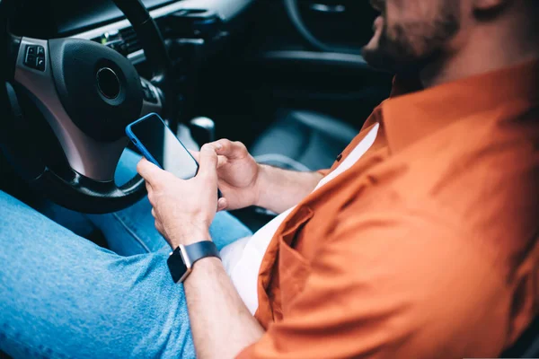 Cortar Las Manos Conductor Masculino Anónimo Con Barba Ropa Casual — Foto de Stock