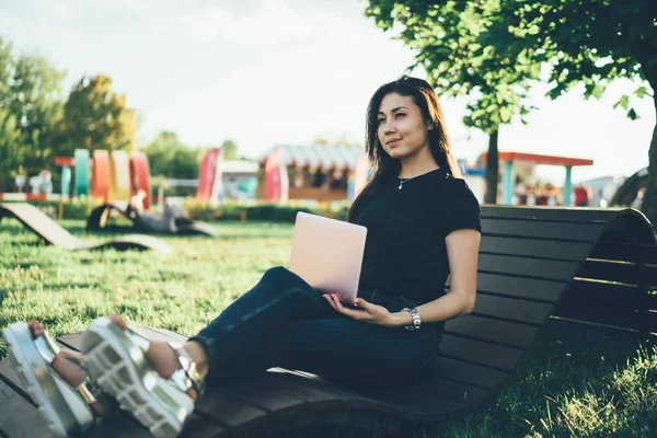 Atractivo Asiático Mujer Nómada Digital Pensando Proyecto Trabajo Recreación Verde — Foto de Stock