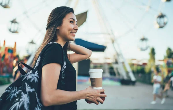 Sorridente Positivo Asiatico Hipster Ragazza Abbigliamento Casual Piedi Sfondo Ruota — Foto Stock