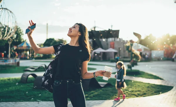 Felice Sorridente Viaggiatore Asiatico Femminile Divertirsi Nel Parco Con Intrattenimento — Foto Stock