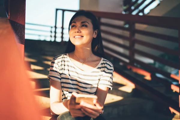 Glad Vacker Asiatisk Ung Kvinna Tittar Bort Håller Smartphone Väntar — Stockfoto