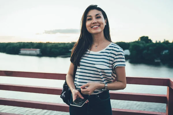 Portrét Asijské Ženy Cestovatel Ležérní Oblečení Stojící Říčním Mostě Pozadí — Stock fotografie