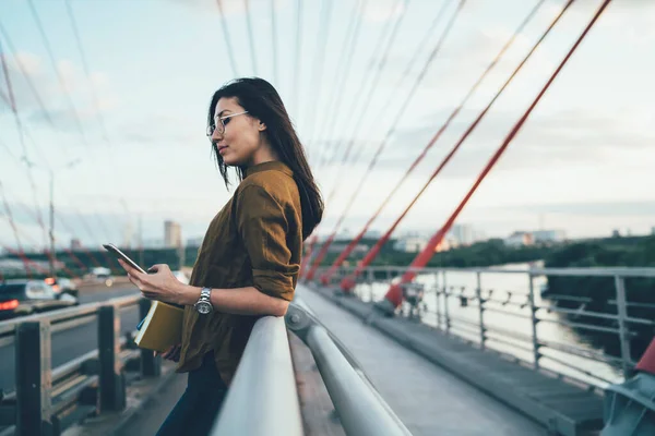 Junge Asiatische Trendig Gekleidete Frau Brille Liest Nachrichten Aus Sozialen — Stockfoto