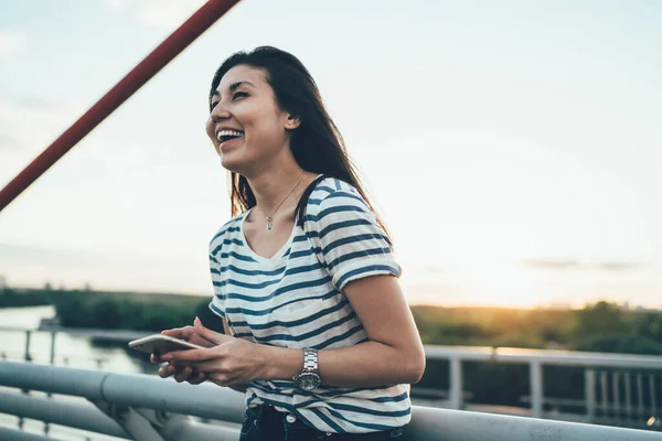 Glad Asiatisk Kvinna Resenär Skrattar Känsla Överlycklig Med Resa Skicka — Stockfoto