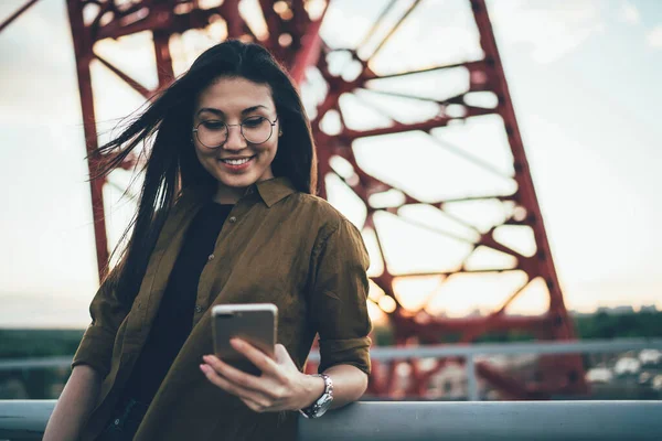 Mosolygó Trendi Öltözött Ázsiai Szemüveg Olvasás Jövedelem Értesítést Mobiltelefon Elégedett — Stock Fotó