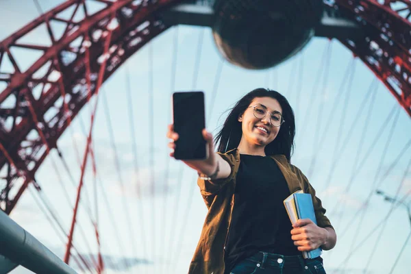 Portré Szelektív Fókusz Vidám Ázsiai Hipster Lány Divatos Szemüveg Ruha — Stock Fotó