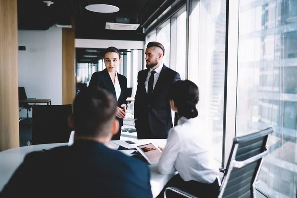 Grupp Seriösa Vuxna Medarbetare Formella Kläder Har Diskussion Vid Bordet — Stockfoto