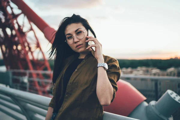 Pół Długości Portret Atrakcyjnej Młodej Kobiety Podróżującej Okularach Wykonującej Telefon — Zdjęcie stockowe
