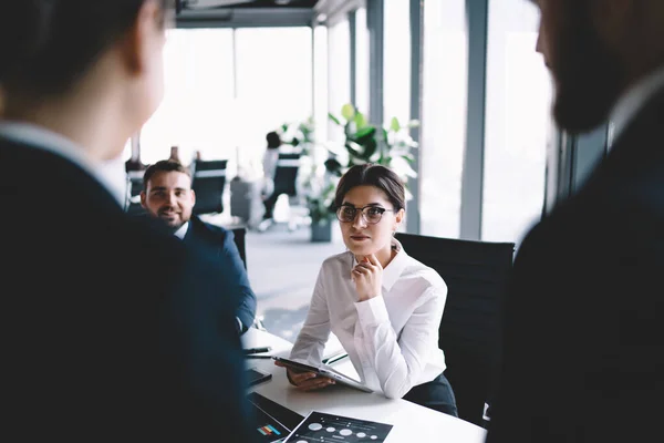 Plezierige Medewerkers Formele Kleding Zitten Aan Tafel Luisteren Zich Concentreren — Stockfoto