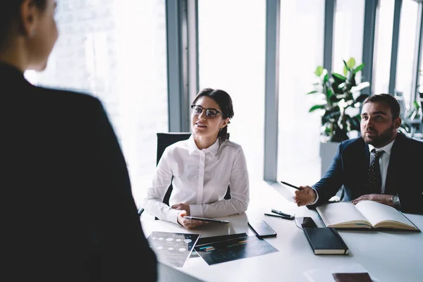 Employés Agréables Vêtements Formels Assis Table Ayant Une Conversation Tout — Photo