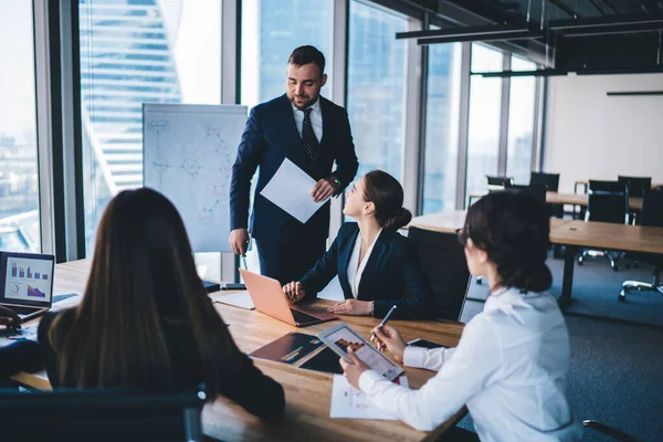 Bello Dirigente Abito Formale Piedi Sala Conferenze Parlando Con Collega — Foto Stock