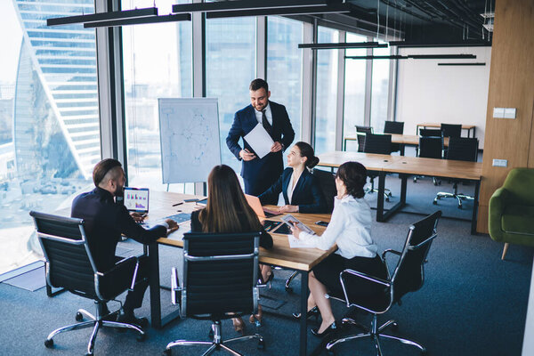 Volwassen Ondernemer Formele Kleding Staan Conferentieruimte Praten Met Collega Zitten — Stockfoto