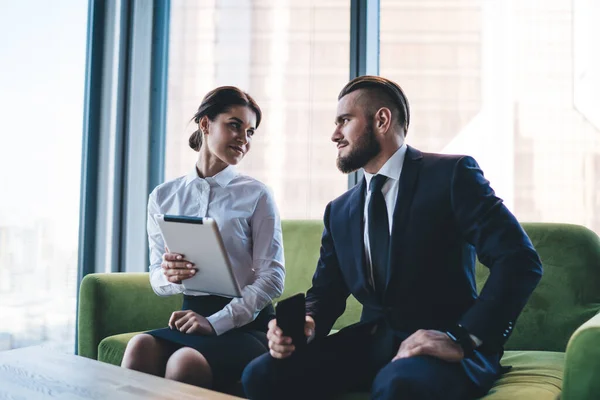 Volwassen Vrouwelijke Werknemer Formele Kleding Zitten Met Zakenman Pak Bank — Stockfoto