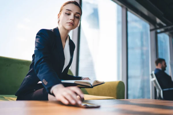 Exécutif Féminin Sérieux Avec Des Messages Journal Sur Smartphone Tout — Photo