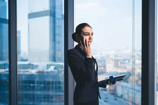 Empreendedora Mulher Conversando Celular Com Parceiro Negócios Enquanto Está Perto — Fotografia de Stock